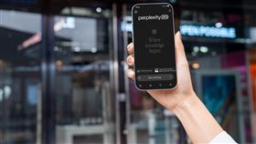 台灣大哥大攜手全球最佳AI解惑引擎Perplexity，聯手提供總價值突破新台幣百億元的 AI 升級服務，賦能數百萬用戶AI即刻升級。（圖／台灣大提供） 
