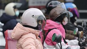 寒流來襲  機車族注意保暖中央氣象署19日發布低溫特報，強烈大陸冷氣團或寒流影響，各地天氣寒冷，有攝氏10度以下氣溫發生機率，提醒民眾做好保暖工作。圖為台北市街頭機車騎士穿羽絨衣、戴手套禦寒。中央社記者王飛華攝  114年3月19日