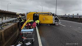 國2,機場系統,護欄,自撞（圖／翻攝畫面）