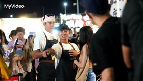 蔡昌憲（右）許願回家鄉澳底夜市擺攤，喊話鄉親來賞臉。（圖／台灣大哥大MyVideo提供）