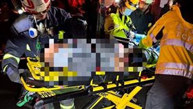 台中男爆衝撞圍牆！慘腿斷受困⋯痛苦哀嚎