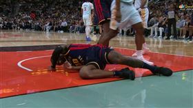 ▲金州勇士年輕好手庫明加（Jonathan Kuminga）31日一次切入時在籃下重摔倒地不起。（圖／翻攝自X平台 @nbcsportsbayarea.com）