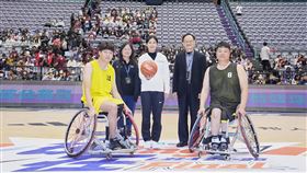 ▲富邦人壽UBA決賽舉行輪椅籃球公益賽，邀請聽奧跨欄國手許樂擔任開球嘉賓，體育署蔡忠益組長、大專體總王淑音會長到場力挺。（圖／富邦人壽提供） 