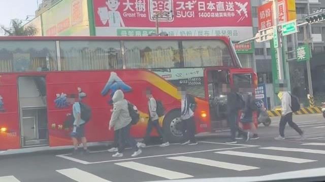 竹北校車綠燈「停路口」學生走車道上車