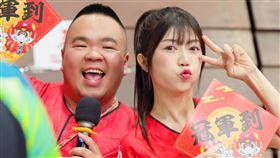 ▲味全龍啦啦隊小螞蟻（左）親切形象受到粉絲喜愛。（圖／翻攝自Thread @micmicmicyang））