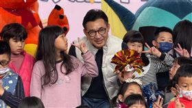 台灣新世代關懷協會創會理事長暨立法院副院長江啟臣親臨現場，與孩子們同歡共舞