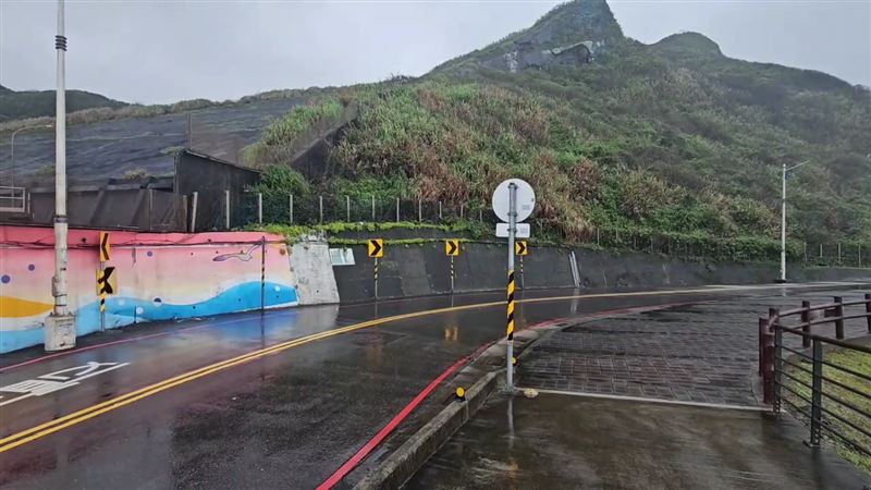 13歲少年借機車出遊　失控撞山壁1死1傷