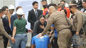 泰國總理貝東尼（中）赴曼谷審計部大樓災情現場視察。　圖／鏡週刊