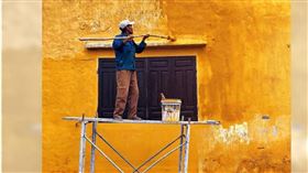 新加坡一名工人29日在粉刷住宅外牆時，意外發現一間屋子內，臥室床上躺著一具白骨。（示意圖／Pixabay）