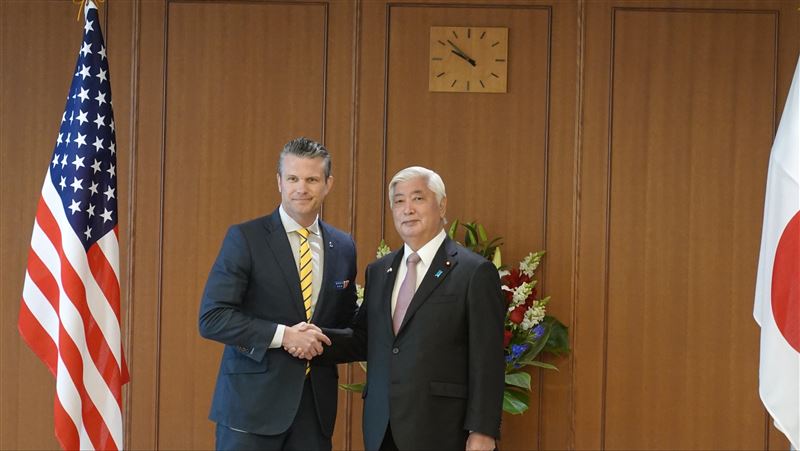 日本防衛大臣中谷元(右)與美國國防部長赫格塞斯(左)關注台灣海峽議題。(資料照)
