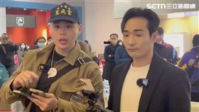 ▲網紅「閩南狼」（左）買機票歡送中配恩綺。（圖／翻攝畫面）