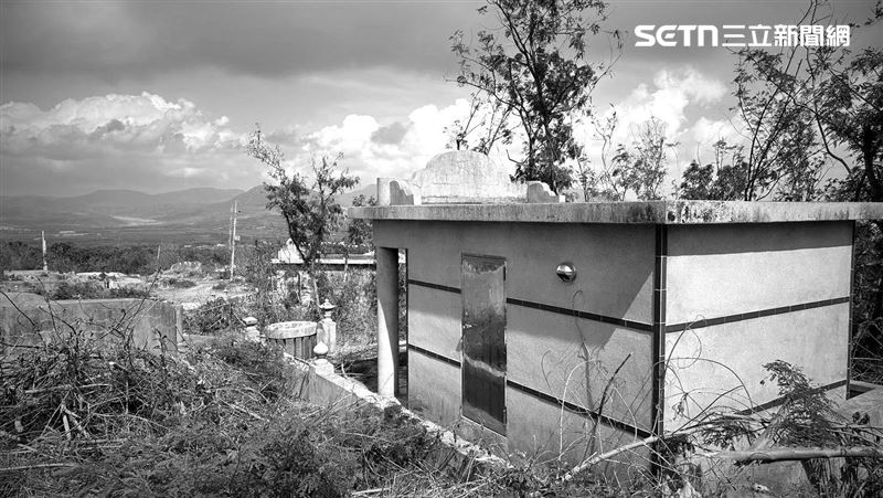 他死後沒錢下葬　清明節墳前站滿青樓女子