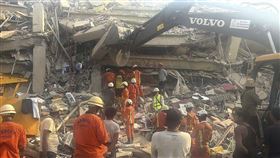 ▲位於緬甸曼德勒Sky Villa公寓，12層樓崩塌成廢墟，災情慘重，救難人員搶救。（圖／美聯社／達志影像）