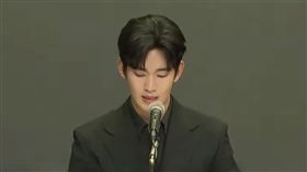 金秀賢邊哭邊講述聲明。（圖／AP／達志影像）