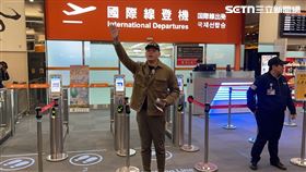 ▲閩南狼與陸配恩綺搭乘同班飛往成都的班機，八炯相擁送機。（圖／記者楊忠翰攝影）