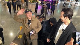 ▲閩南狼與陸配恩綺搭乘同班飛往成都的班機，八炯相擁送機。（圖／記者楊忠翰攝影）