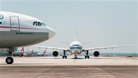 ▲外資上週狂砍777億，長榮航被倒貨8.5萬張。（示意圖／PIXABAY）