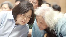 前總統蔡英文今（31）日在臉書表示，她在清明節前夕前往八里山上悼念史明歐吉桑。（圖／翻攝蔡英文臉書）