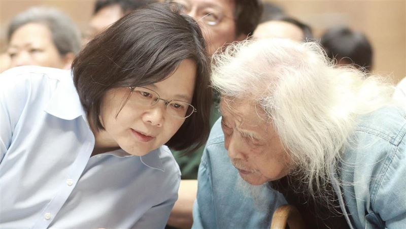 清明前夕赴八里山上悼史明　蔡英文喊這句