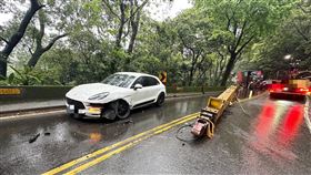吊臂突然鬆脫砸向經過的保時捷，造成車頭因此毀壞。（圖／翻攝畫面）