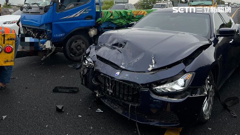 賠慘了！小貨車撞瑪莎拉蒂…害車頭全爛