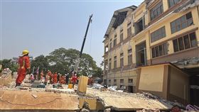 ▲救援人員在緬甸地震災區進行救援工作。（圖／美聯社／達志影像）