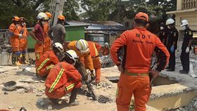 緬甸28日發生規模7.7強震，救援人員持續進行搜救。（圖／美聯社／達志影像）