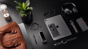 A1339小巧體積結合行動電源與充電器功能，一顆即可滿足筆電、手機、手錶、耳機等裝置充電需求。（圖／品牌業者提供）