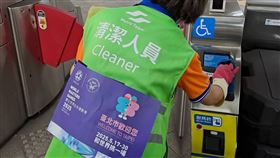 世壯運4月17日登場，北捷清潔人員背心加掛壯寶圖案宣傳。（圖/
翻攝threads）