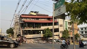 緬甸強震  瓦城多處樓房倒塌緬甸28日發生規模7.7強震，正巧返台而躲過地震的仰光華僑李金蘭接受中央社電話訪問表示，地震發生後志工們互相聯繫，掌握瓦城等地區災情嚴重，很多樓房倒塌，震後多處網路、通訊斷訊，還有很多人聯繫不上。圖為瓦城當地震後嚴重坍塌的房屋。（李金蘭提供）中央社記者張祈傳真  114年3月29日