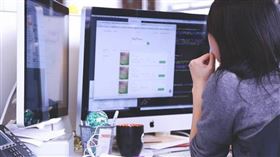 辦公室環境常見勾心鬥角、閒言碎語、奇葩同事，該如何應對進退，成了職場上不可或缺的生存技能。（示意圖／Pixabay）