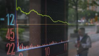 台股重挫逾700點跌破20900點美國即將實施對等關稅，不確定因素下美股上週五重挫，台股31日盤中大跌逾700點，連續摜破21000點、20900點整數關卡。中央社記者趙世勳攝  114年3月31日