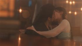 吳謹言與劉學義《春花焰》大尺度「咬唇吻」成話題。（圖／中天娛樂台提供）