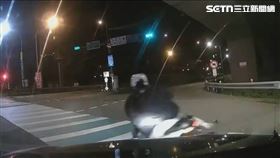 ▲馮男與兩名友人在林口街頭飆車，還拒檢衝撞警車。（圖／翻攝畫面）