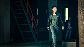 陳澤耀在《The Outlaw Doctor 化外之醫》首度挑戰反派角色。（圖／公視、中華電信、瀚草文創提供）