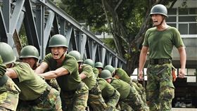 模特兒出身的趙駿亞（右），轉型當演員後，2010年因《新兵日記》班長王威一角竄紅。（翻攝趙駿亞 駿臨天下粉絲部）