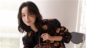 女星控尪嗜賭成性網挺！婚內熱吻小王被拍