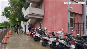 小微躲了1夜後，今早特地繞過媒體，從小門鑽進專勤隊。（圖／記者莊淇鈞攝）