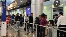▲桃園機場清明連假4月3日為出境高峰，全天預估旅運量達14.5萬人次，提醒旅客善用網路辦理報到手續，預先確認安檢事項。（圖／桃園機場公司提供）