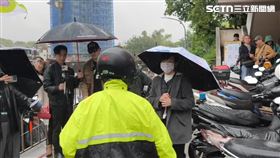 雨衣男激動嗆聲移民署，認為作為太消極。（圖／記者莊淇鈞攝）