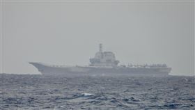 ▲田單軍艦（1110）監控共艦山東艦（17）畫面（田單軍艦拍攝）（圖／國防部提供）