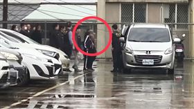 小微落寞的搭車前往桃機，預計下午2時許離台。（圖／記者莊淇鈞攝）