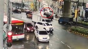 釀禍瞬間相當驚悚，所幸摔飛的騎士送醫後無大礙。（圖／翻攝畫面）