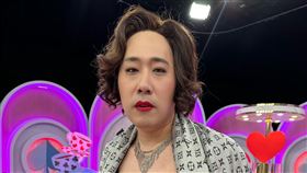 余祥銓錄影反串扮媽媽李亞萍。（圖／鴻凱娛樂提供）