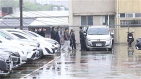 小微被移民署帶上車準備前往桃機。（圖／台北市攝影記者聯誼會提供） 