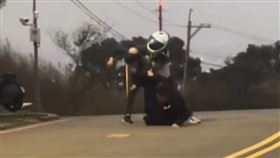 文化大學後門喋血，醒吾科大學生持刀攻擊文大生。（圖／翻攝畫面）