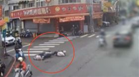 台中3機車連續雷殘自摔！女騎士：地有油