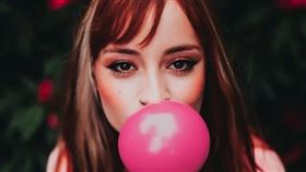 最新研究顯示，市售口香糖平均每公克會釋出約100個塑膠微粒。（示意圖／翻攝自pexels）