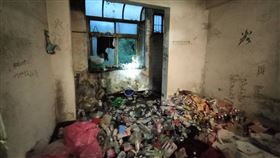 起火的廢棄民宅。（圖／翻攝畫面）