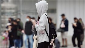 冷氣團南下　北台灣濕冷中央氣象署表示，29日大陸冷氣團南下，氣溫持續下降，晚起華南雲雨區東移，各地降雨機率增加，北台灣將是濕冷的天氣型態。圖為台北市中山區街頭民眾。中央社記者王飛華攝　114年3月29日